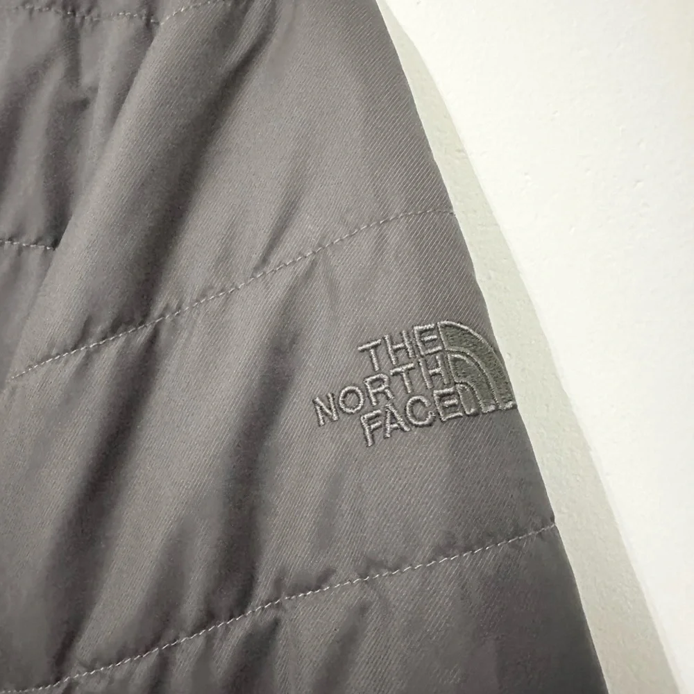 The north face bomber jacket puffer size XL boys (18/20) winter outdoors